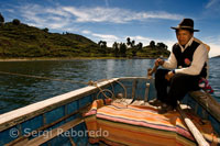 Un pescador navega por el Lago Titicaca cerca del del pueblo de Llachón.